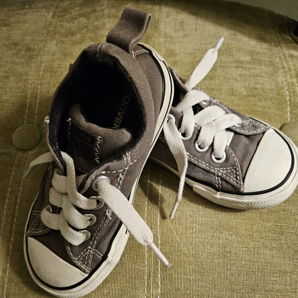 Toddler All star converse size 8 gray
